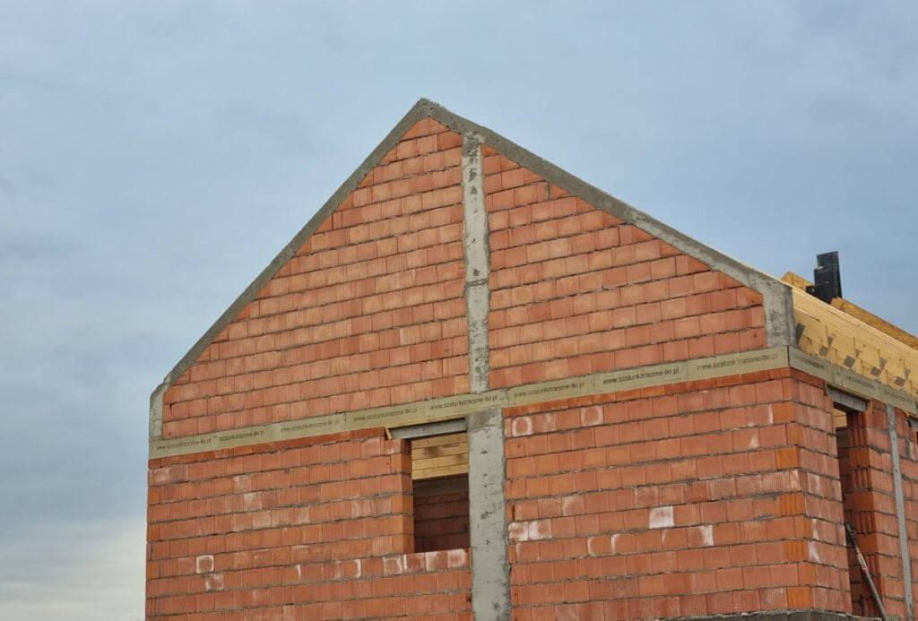 Szalunki tracone TKR na budowie w Kiełczówku